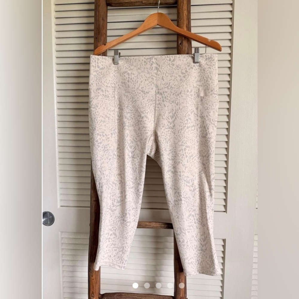 Athleta Light Taupe and Gray Printed Capri Leggings